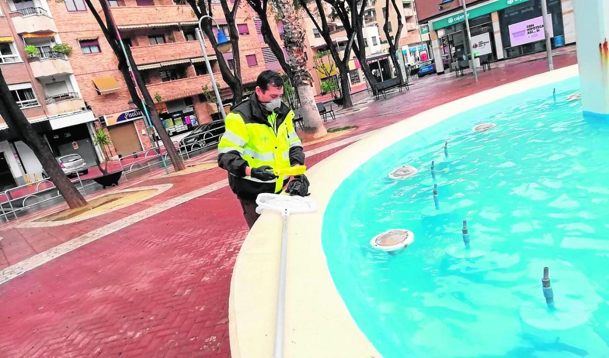 Un operario, esta semana, mientras recogía una muestra del agua de una fuente. 