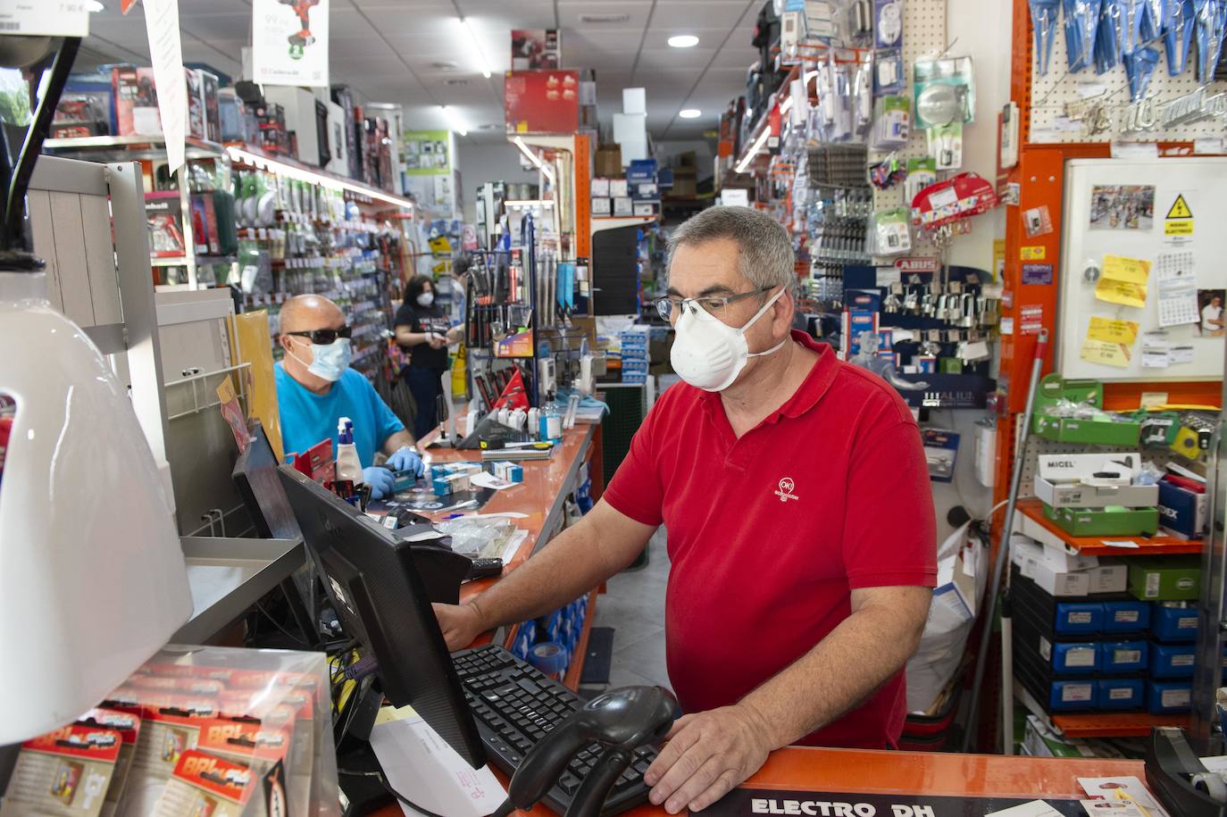 Fotos: Los pequeños comercios de Cartagena reabren sus puertas