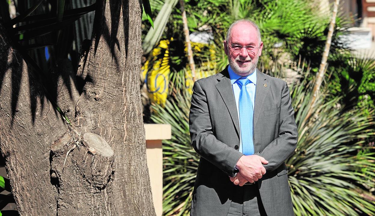 Francisco Miralles posa para LA VERDAD en las inmediaciones de la sede del Colegio de Médicos de la Región. 