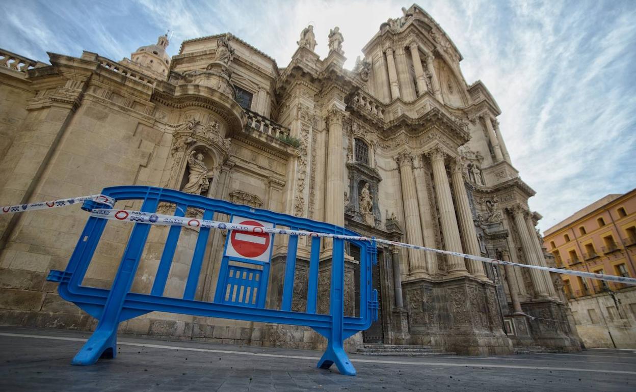 Fachada de la Catedral de Murcia, acordonada este lunes.