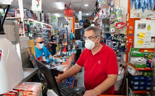 Juan Francisco Hernández, en su ferretería de Cartagena, atiende a un cliente. 