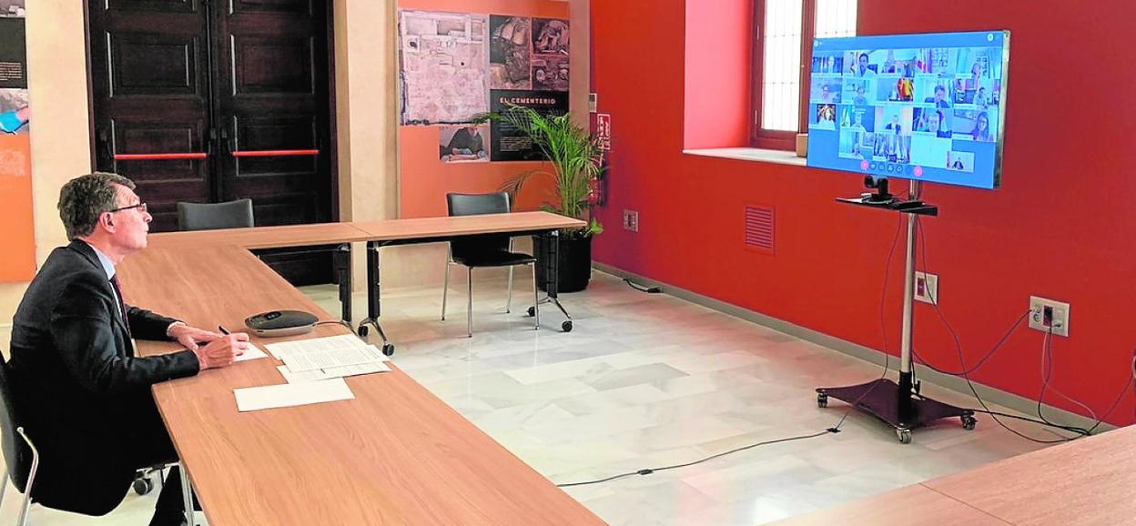 José Ballesta, ayer, durante la videoconferencia con los 15 alcaldes de las ciudades más pobladas. 