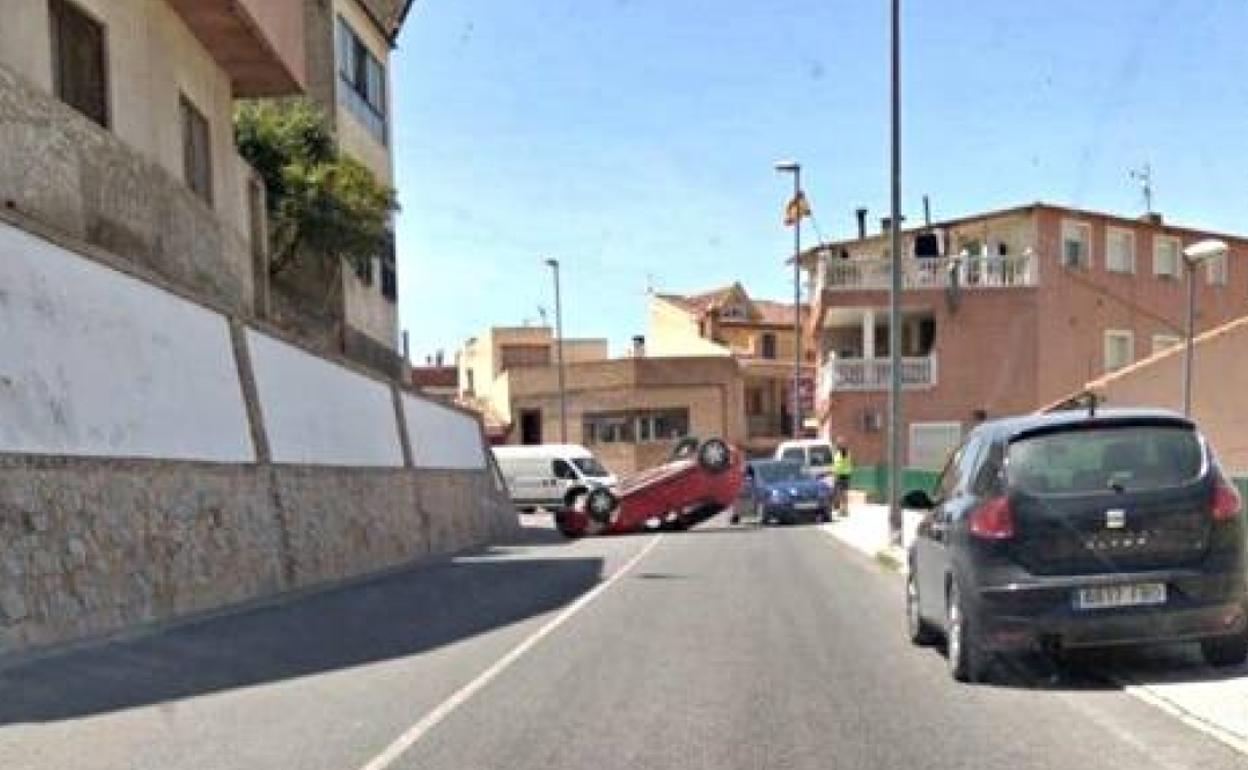 Vehículo accidentado en Pliego.