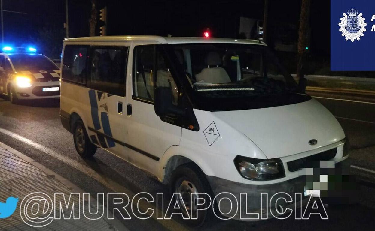 Furgoneta del detenido por sextuplicar la tasa de alcoholemia.