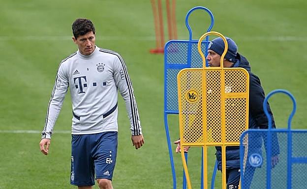 Robert Lewandowski, junto a su técnico, durante un entrenamiento del Bayern.