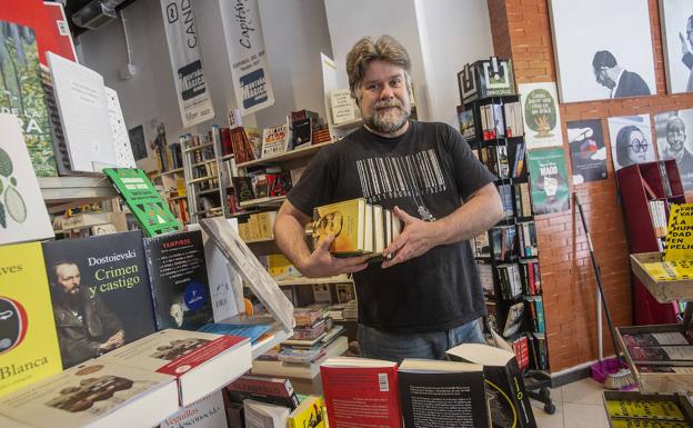 La Montaña Mágica. Vicente Velasco, ayer, en la librería ubicada en la calle Pintor Balaca, 34, en la ciudad de Cartagena. 