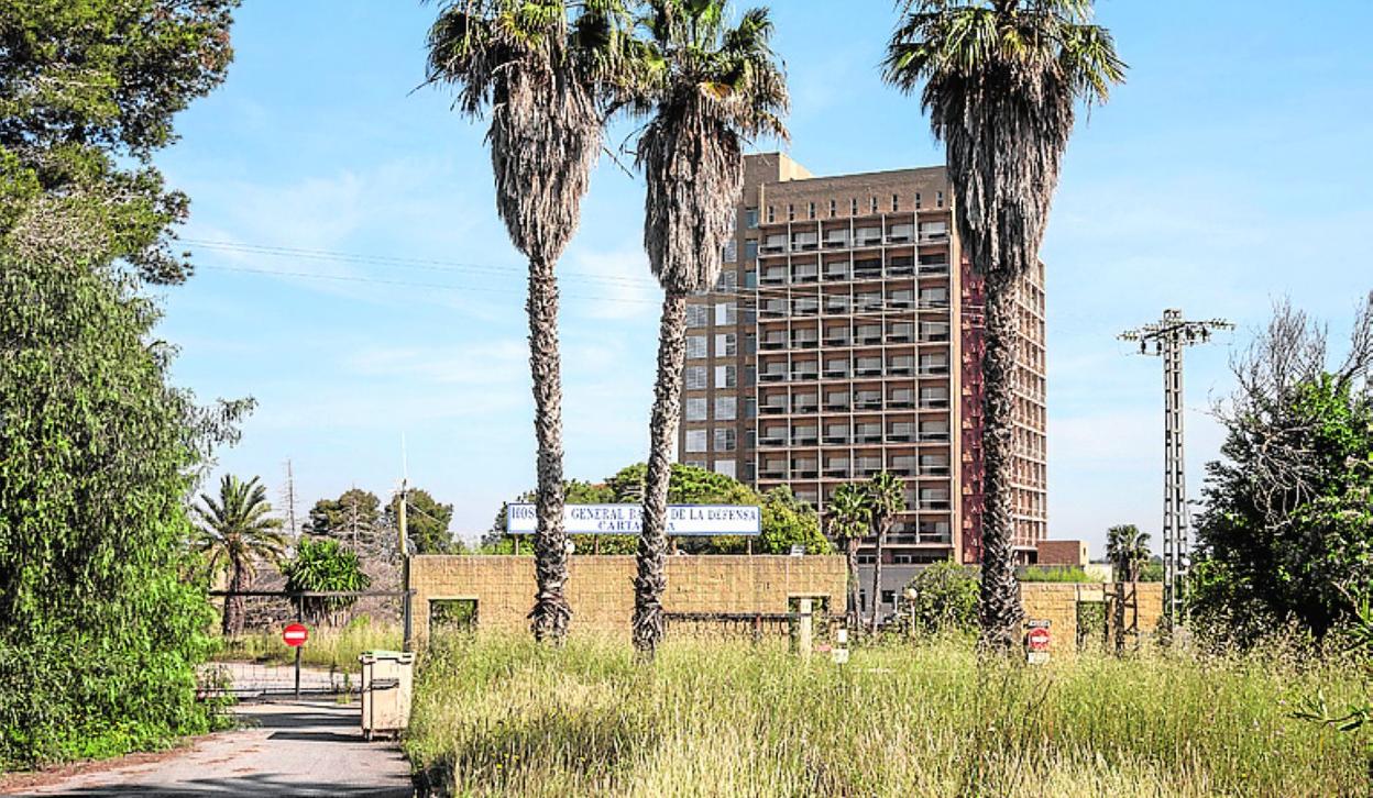 Entorno del antiguo Hospital Naval, lleno de maleza. 