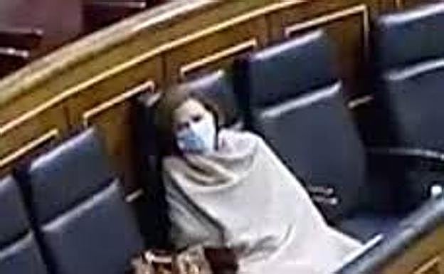 Carmen Calvo recostada en el Congreso 