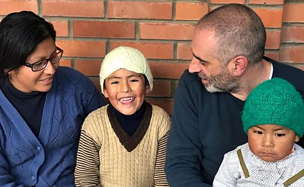 Cristóbal Gil, con una familia en uno de los centros socioeducativos de la Fundación Palliri en El Alto (Bolivia).