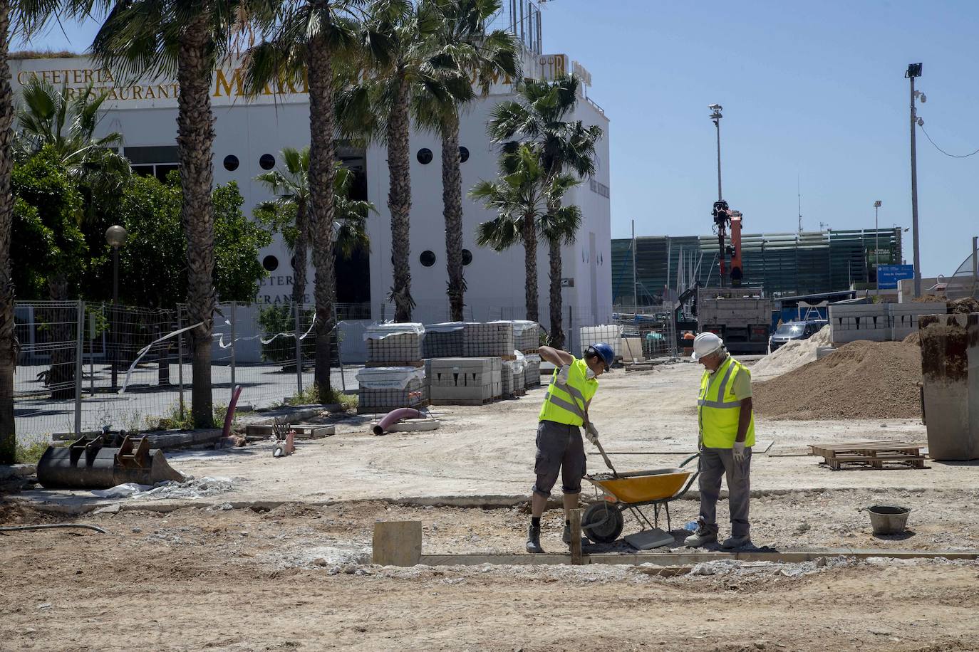 Dos trabajadores, en el Puerto de Cartagena. 