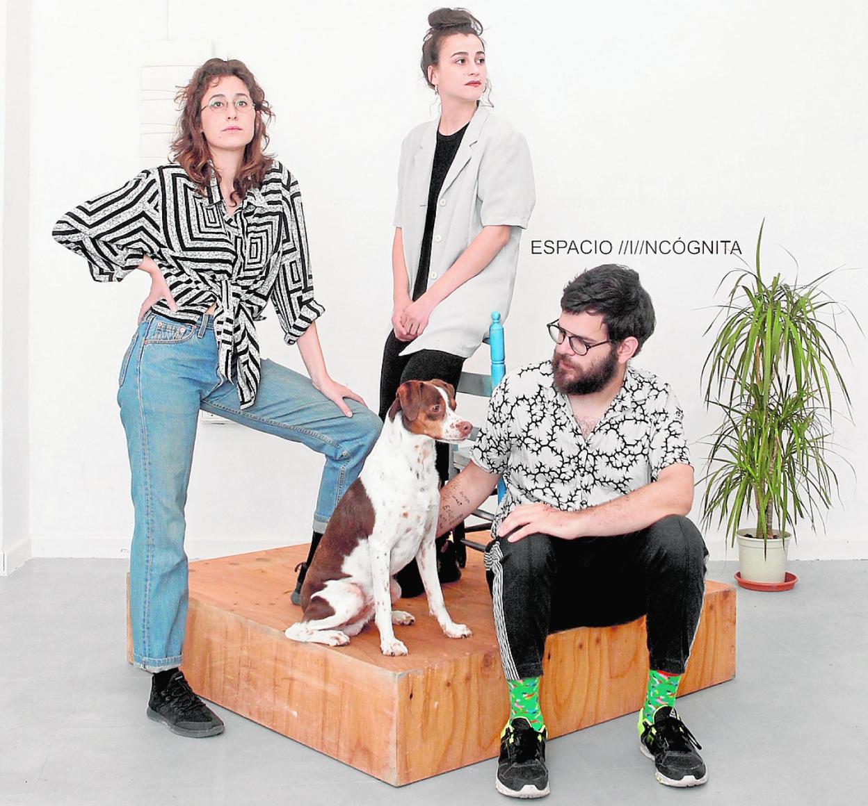 Laura Turpín, Aurora Rodríguez, Diego López y el perro 'Lío', ayer. 