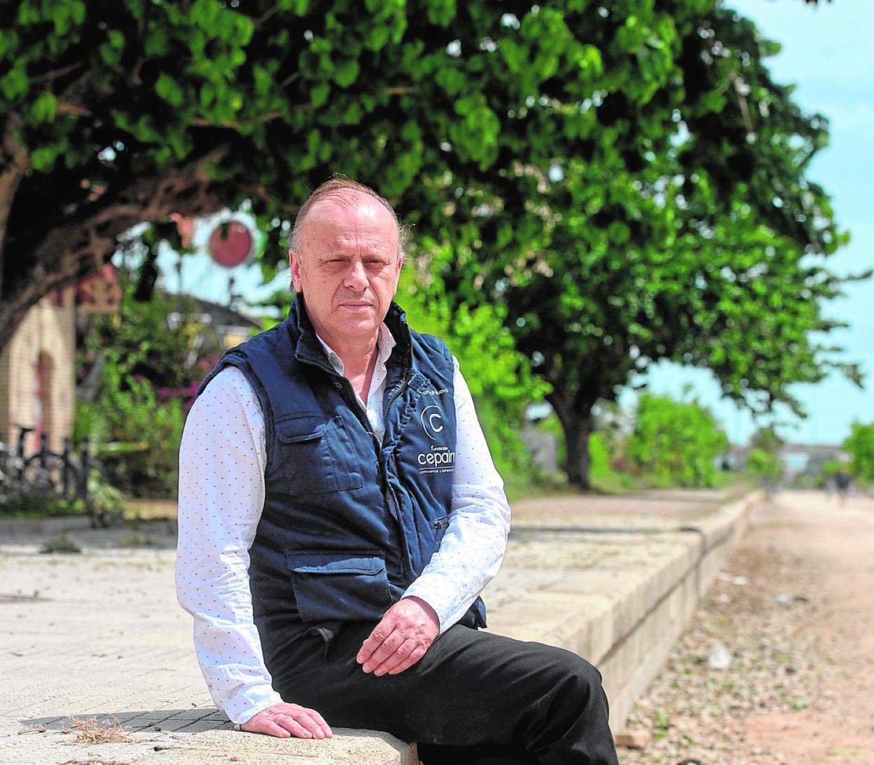 Juan Antonio Segura, sobre el andén de la antigua estación de Beniaján, sede de Cepaim. 