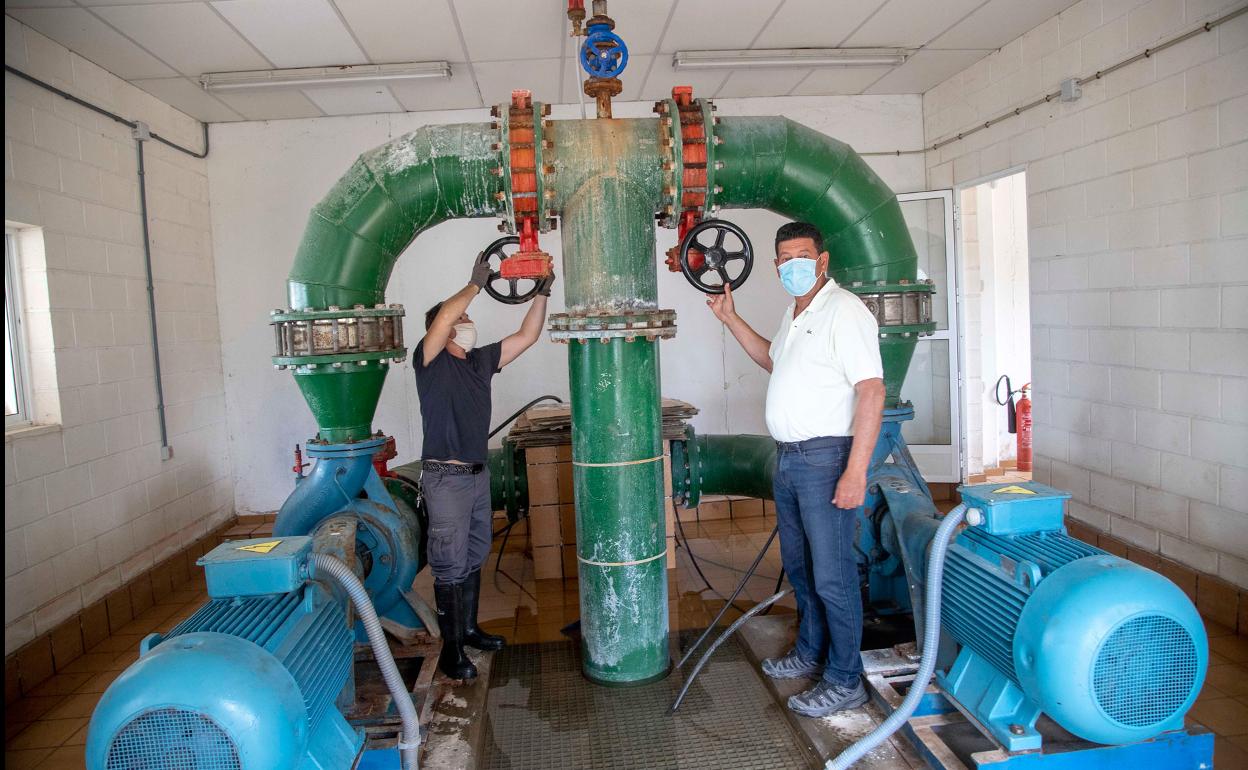 El técnico Andrés Osdete, y el presidente de los regantes del Campo de Cartagena, Manuel Martínez, este viernes en la estación de bombeo. 