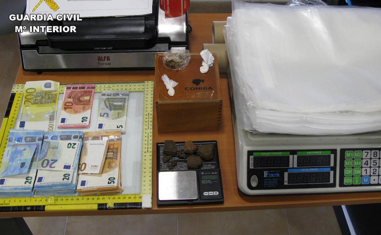 Dinero en efectivo y droga incautada por la Benemérita.