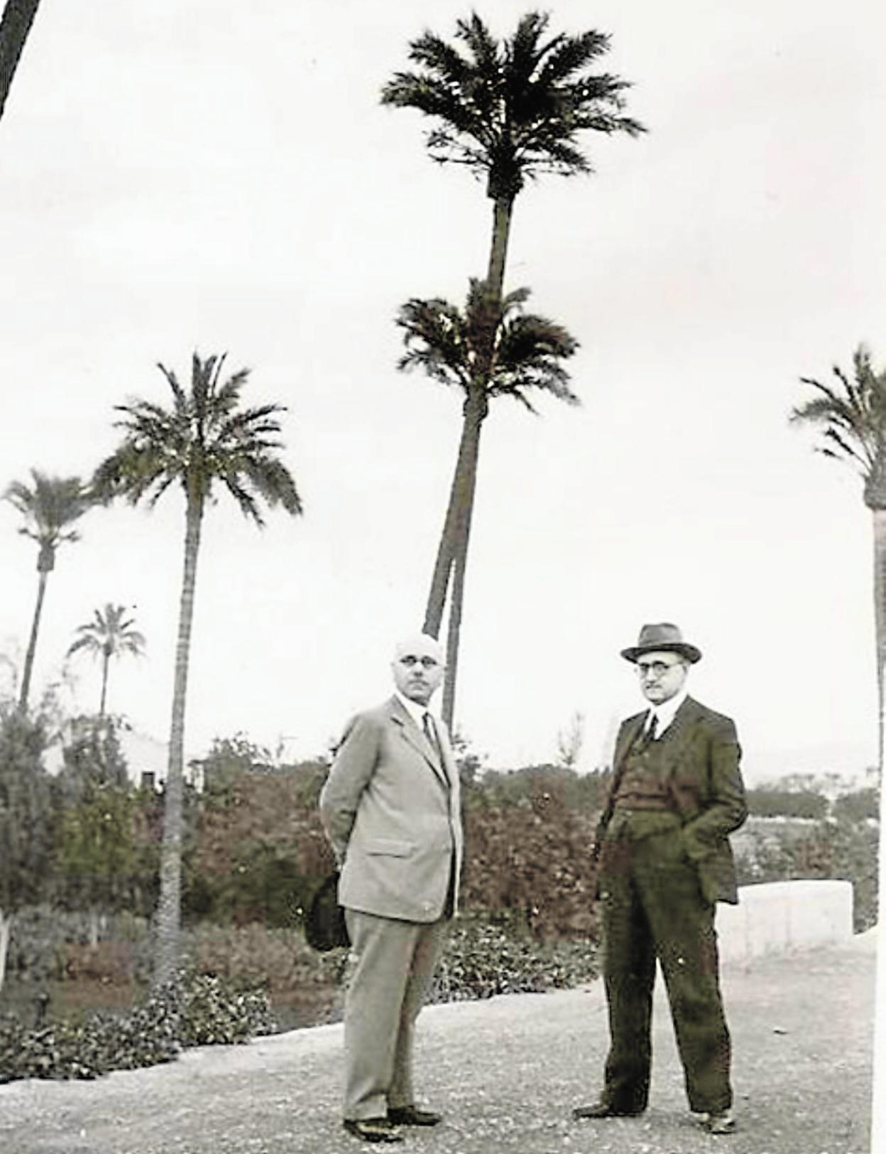 Juan Guerrero y José Ballester, a finales de los 40 o principios de los 50, en El Malecón. 