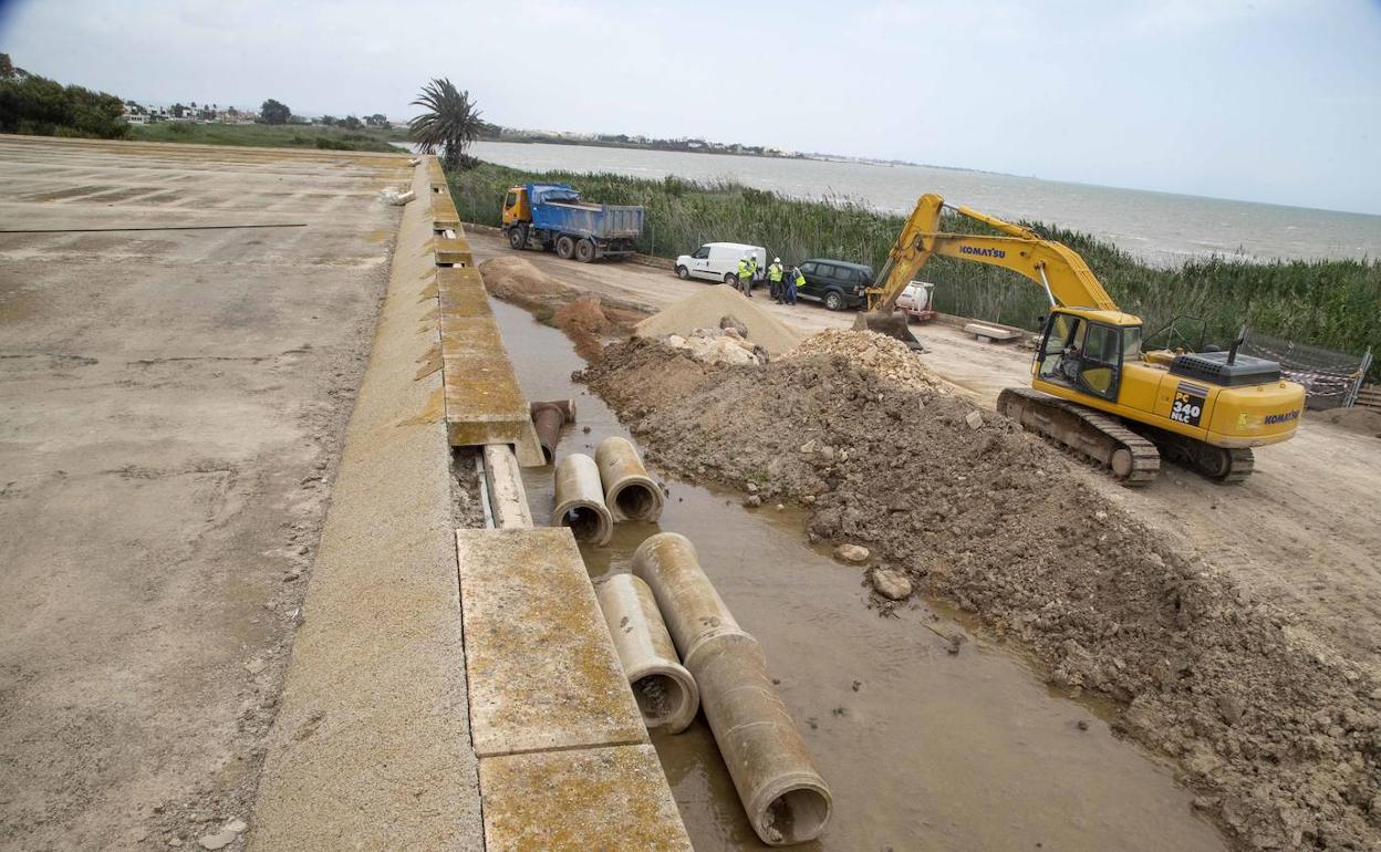 Trabajos en la estación de bombeo junto a la desembocadura del Albujón en el Mar Menor, ayer por la mañana.