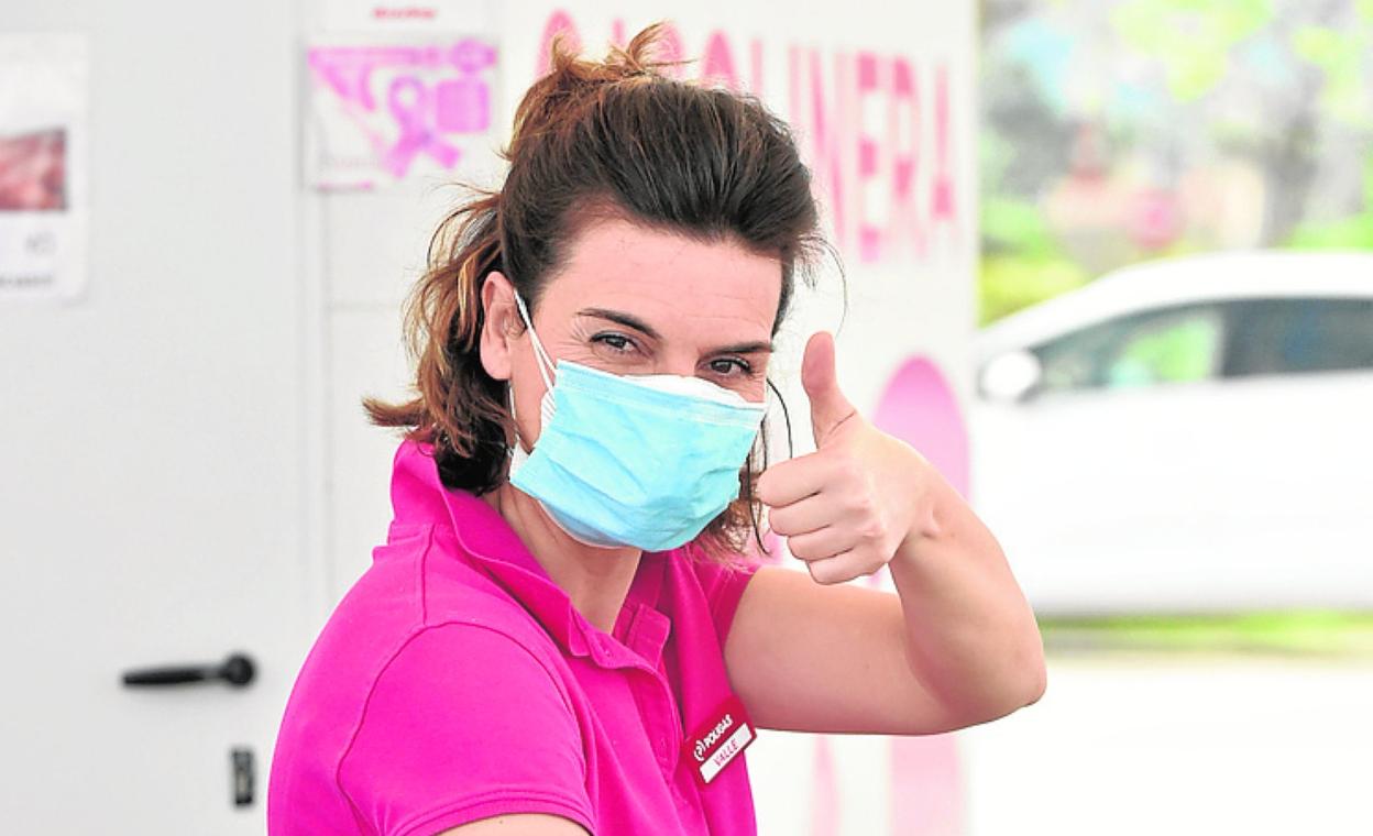 María del Valle López, en su gasolinera de Murcia. 