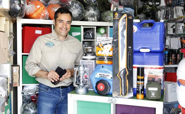 Jorge Miñano, en su tienda de supervivencia y preparacionismo. 