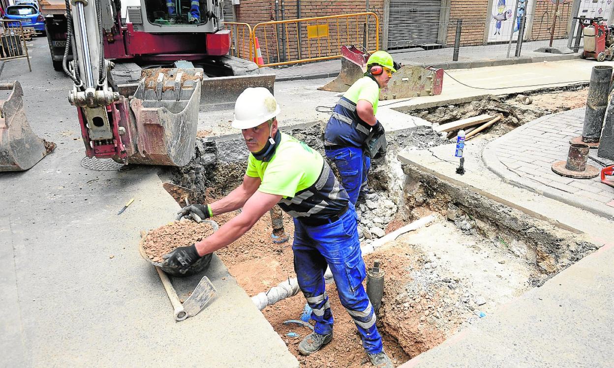 Últimos trabajos de reposición de la red de abastecimiento en el barrio de Santa Eulalia. 