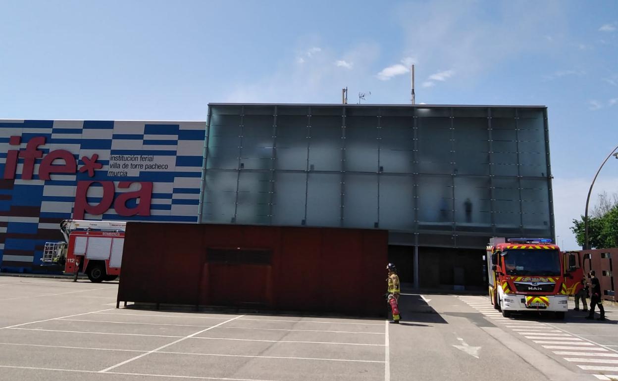 Bomeros trabajando en la extinción del incendio en Ifepa.