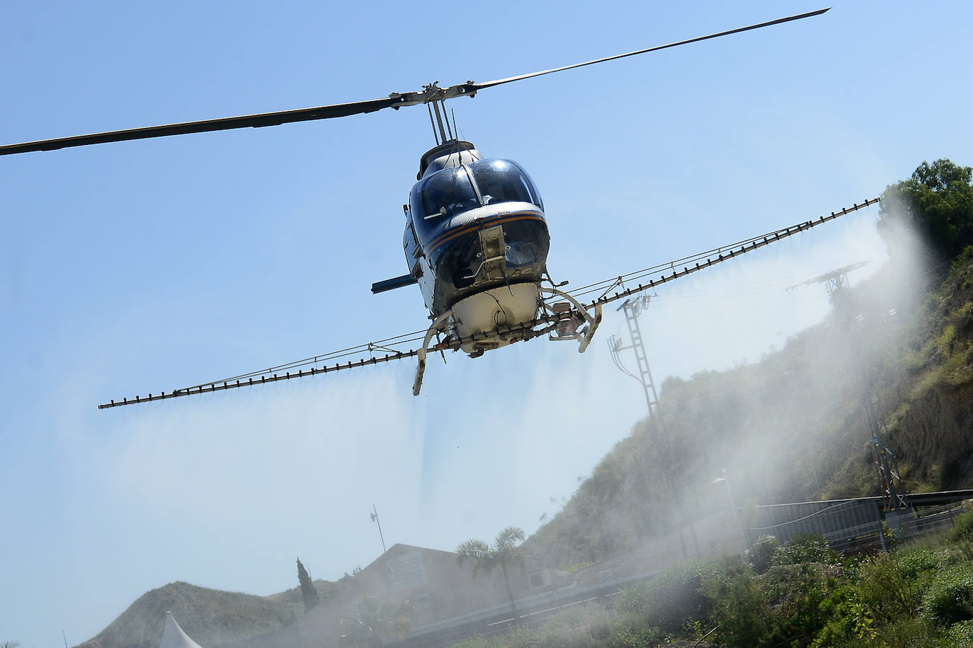Fotos: Un helicóptero se une a la guerra contra el mosquito tigre en Murcia
