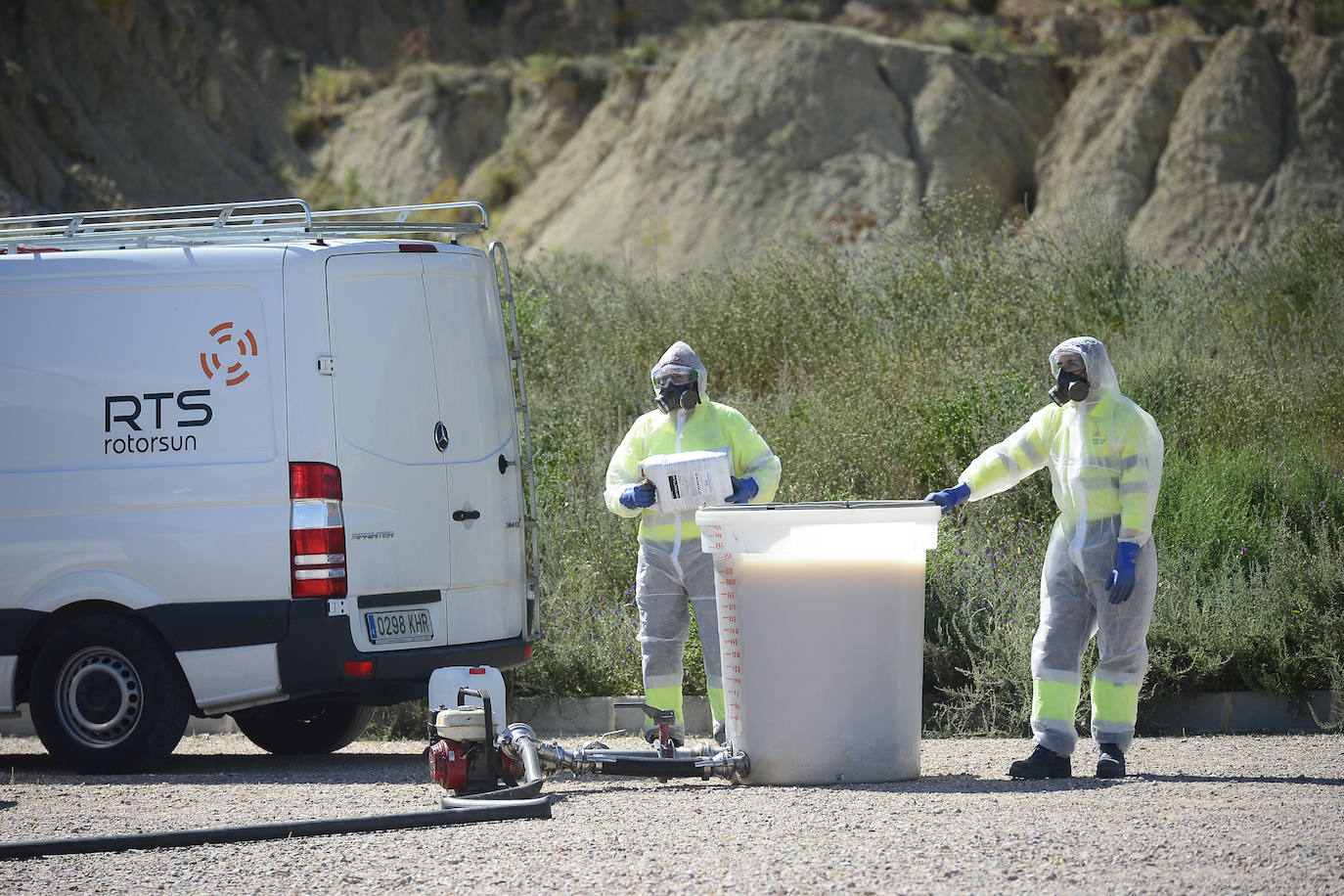 Fotos: Un helicóptero se une a la guerra contra el mosquito tigre en Murcia