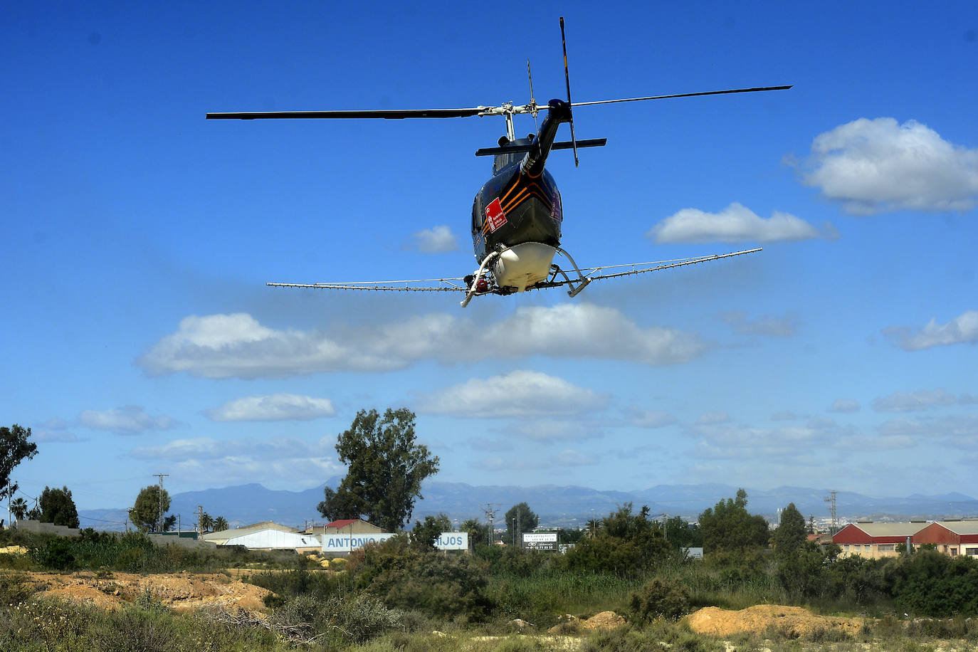 Fotos: Un helicóptero se une a la guerra contra el mosquito tigre en Murcia