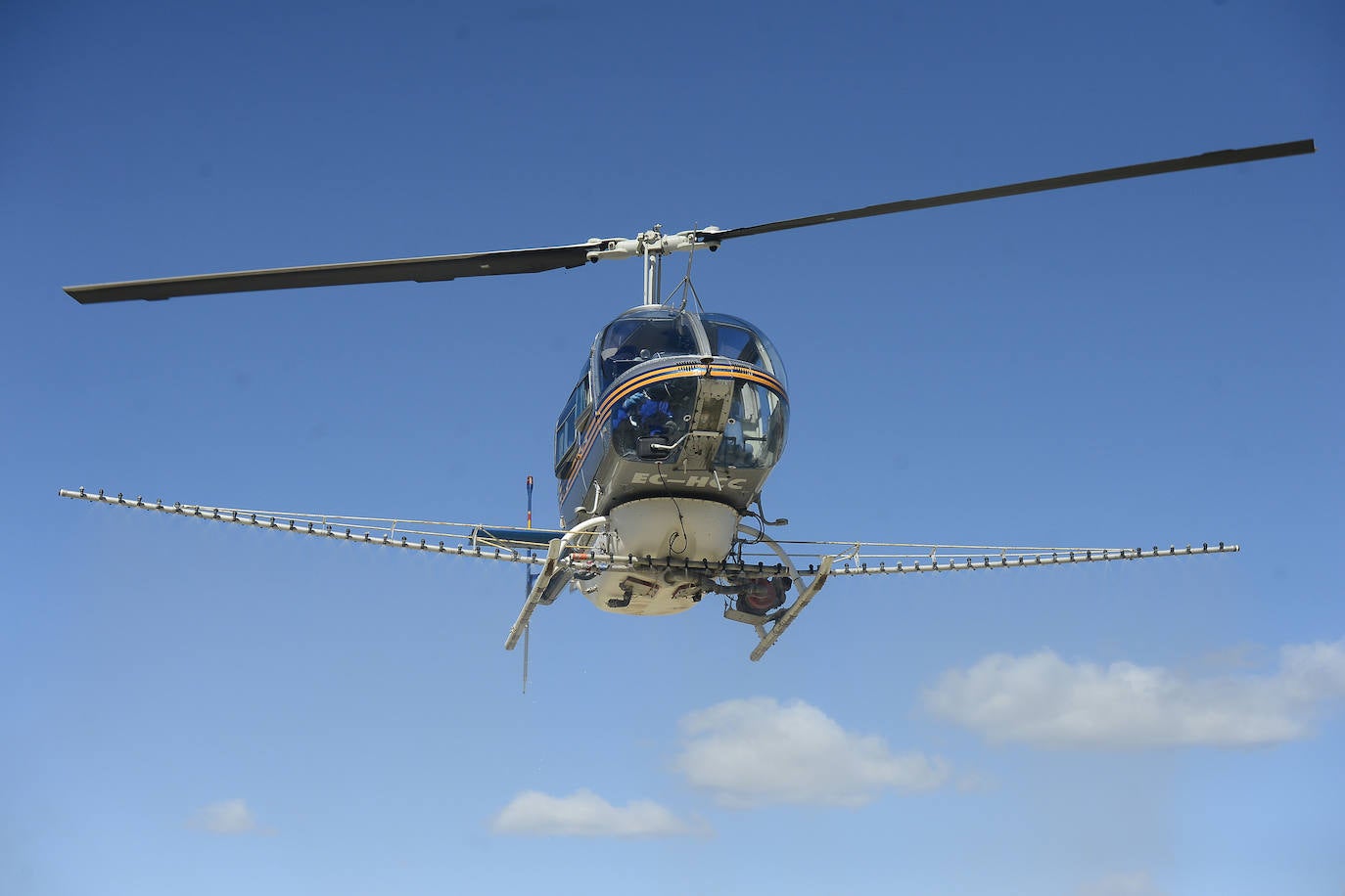 Fotos: Un helicóptero se une a la guerra contra el mosquito tigre en Murcia