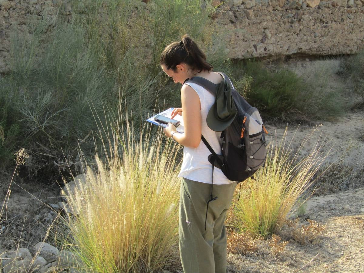 Belén Miras toma datos en el campo.