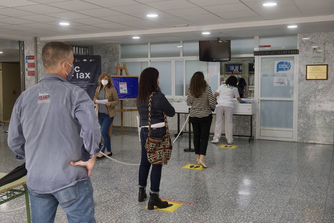 Fotos: Colas para presentar la matrícula en el IES Alfonso X de Murcia