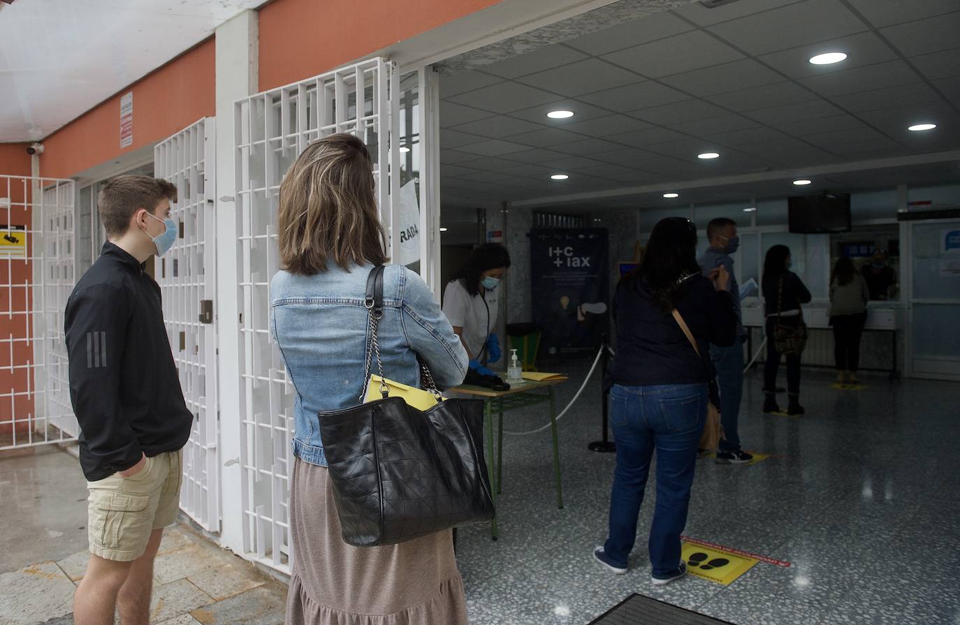 Fotos: Colas para presentar la matrícula en el IES Alfonso X de Murcia