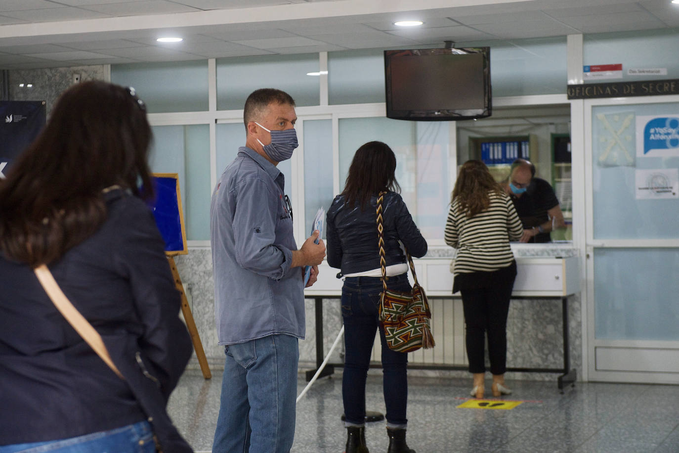 Fotos: Colas para presentar la matrícula en el IES Alfonso X de Murcia