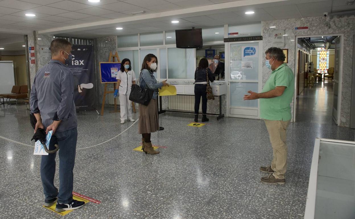Padres de alumnos hacen cola para presentar la matrícula de sus hijos en el IES Alfonso X, en el primer día presencial.
