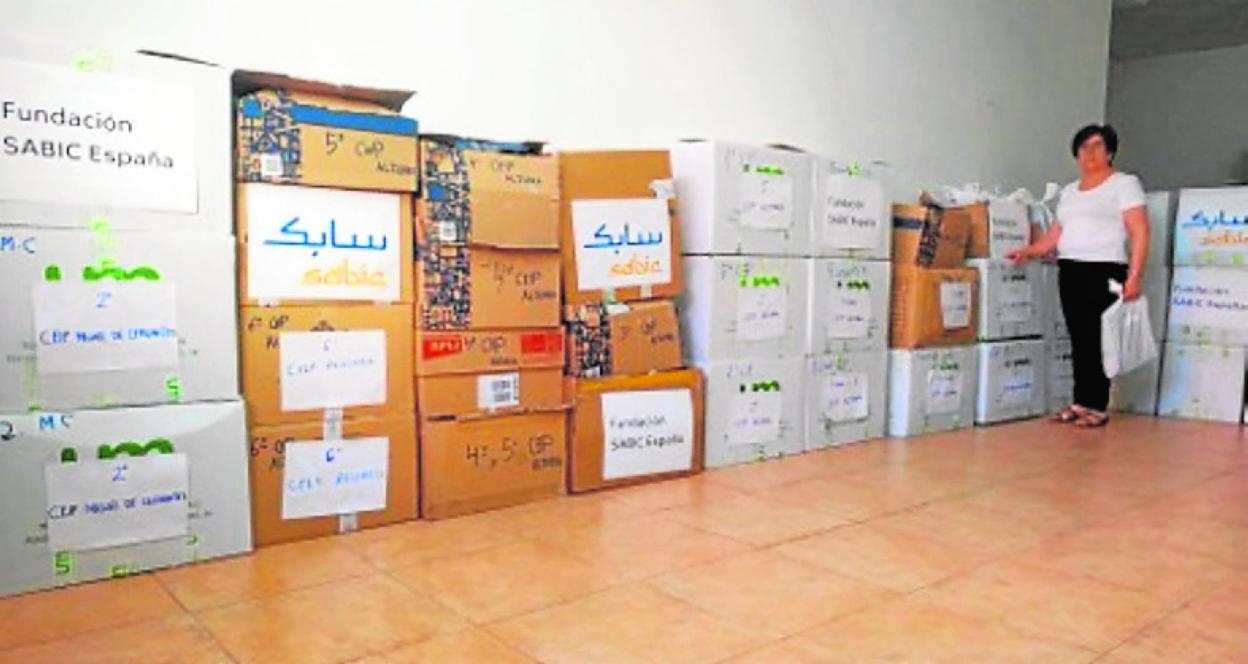 Imagen del material donado por Sabic a los escolares de La Aljorra. 