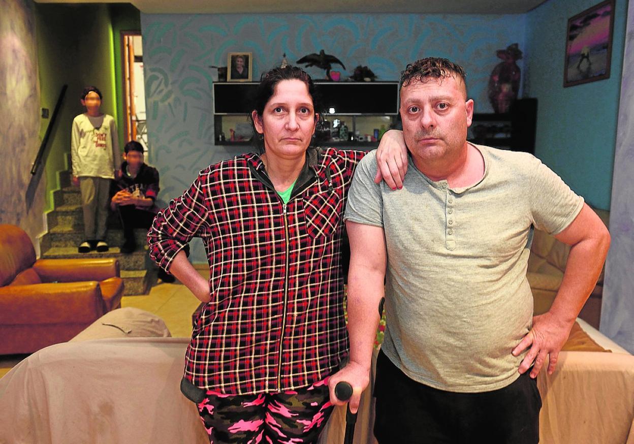 Antonio Sánchez con su familia, en su casa de la pedanía murciana de Cabezo de Torres. 