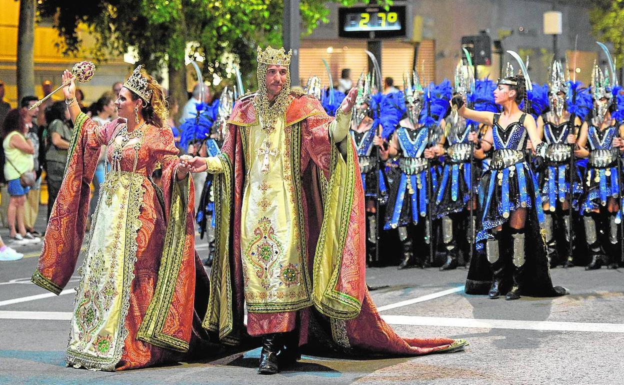 La Gran Vía no acogerá el próximo mes de septiembre el gran desfile de Moros y Cristianos, como se ve en la imagen de archivo.