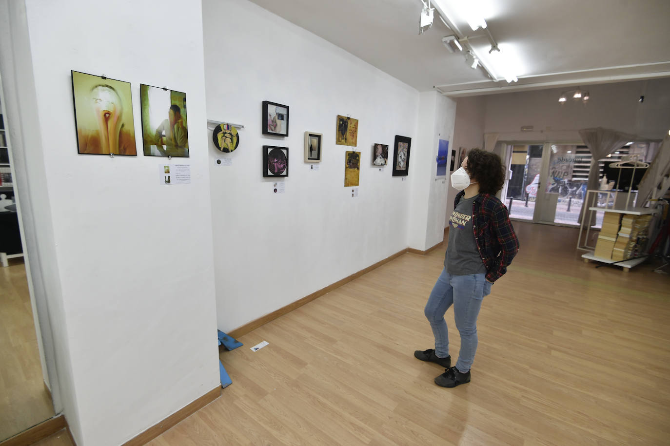 Fotos: Léucade ofrece pintura en vivo con el artista Cristóbal Pérez García