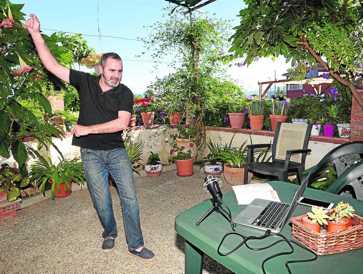 Miguel Ángel Montesinos, bailando ante la cámara. Abajo, castañuelas españolas. 