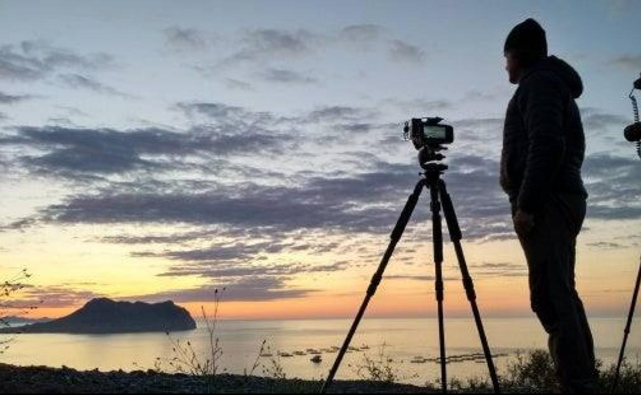 Cabo Cope, al fondo, durante la grabación de un documental sobre sus valores naturales.