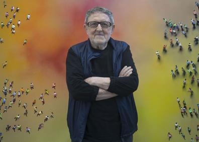 Imagen secundaria 1 - El pintor valenciano posa ante uno de sus cuadros de multitudes para una entrevista publicada en este periódico en julio de 2017. | Una obra de Genovés en la retrospectiva que el museo valenciano Centro del Carmen dedicó al pintor en 2013.