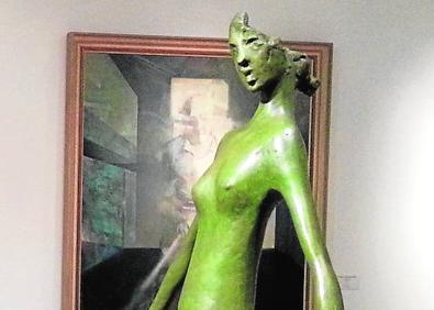 Imagen secundaria 1 - Arriba, la Fundación Pedro Cano, que abrió este viernes sus puertas al público con límite de aforo; a la izquierda, una escultura de Elisa Séiquer, expuesta en el Muram; y, a la derecha, la tumba principesca hallada en La Almoloya, expuesta en el Centro Párraga.