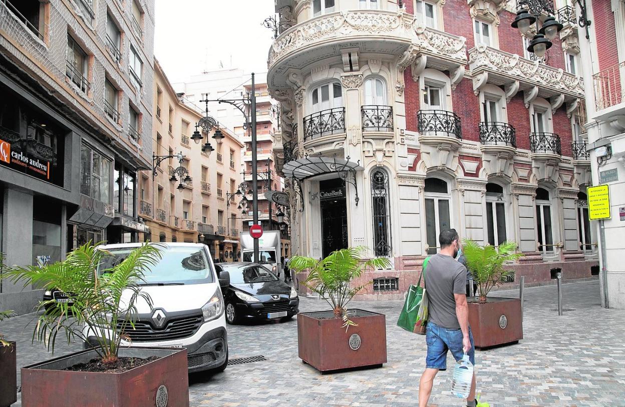 Conjugar la prioridad de los peatones con el acceso de vehículos de residentes, servicios públicos y proveedores, como en las calles Jara y Aire, es el objetivo de los sectores implicados, sin necesidad de crear más zonas peatonales puras. 