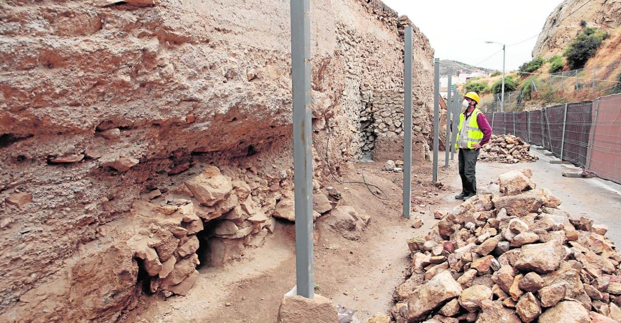 El arqueólogo Clemente López frente a la muralla medieval en la que se realizan trabajos de consolidación. 
