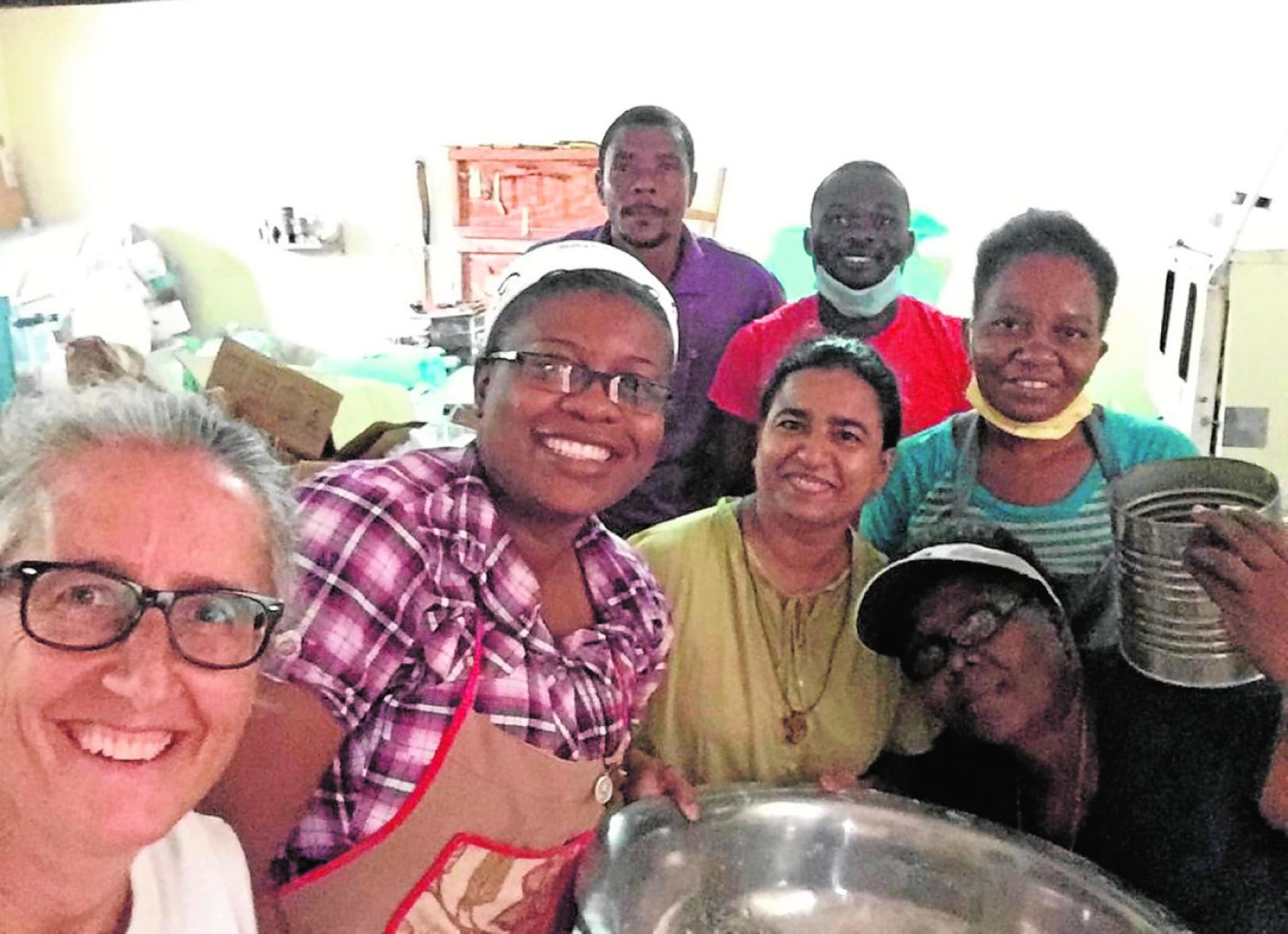 Satisfechos. Josela Gil, Middia, Farzana y Leide; detrás, Carmele, Esna y Dieuseul. 