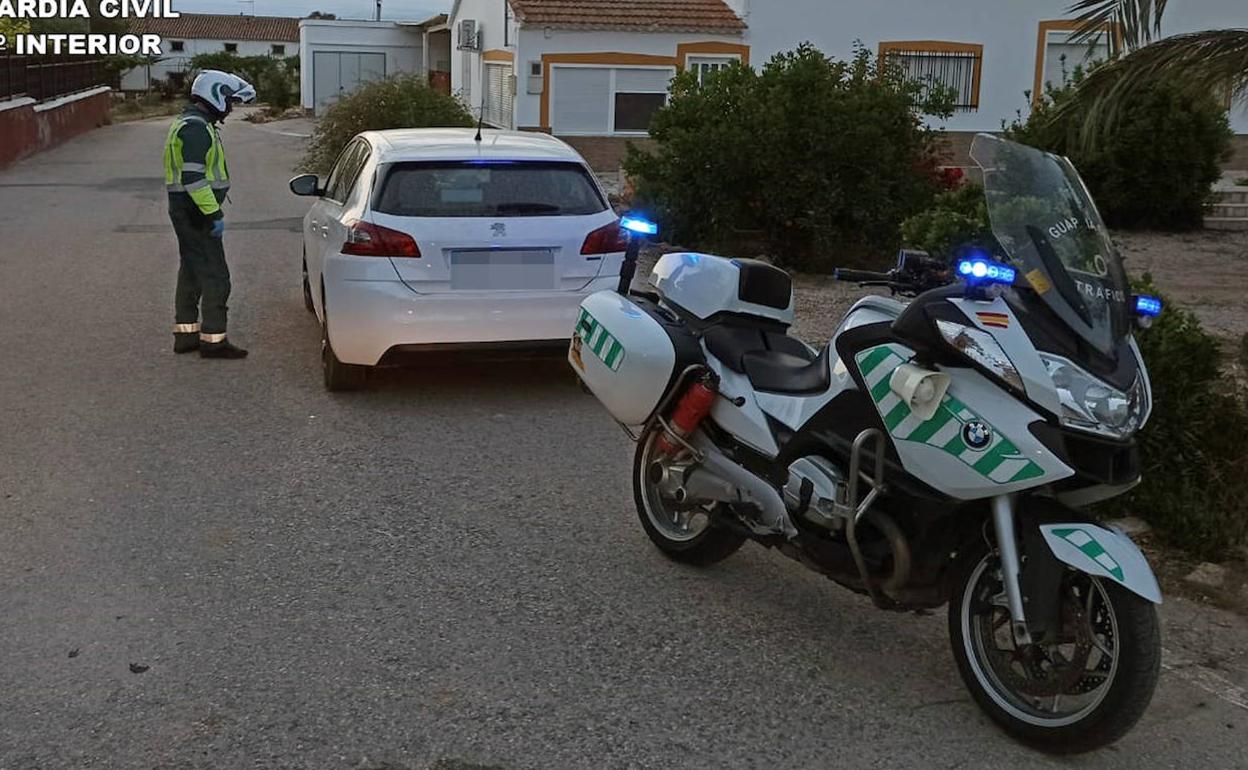 Un agente de la Guardia Civil da el alto al conductor que circulaba ebrio por la carretera RM-602.
