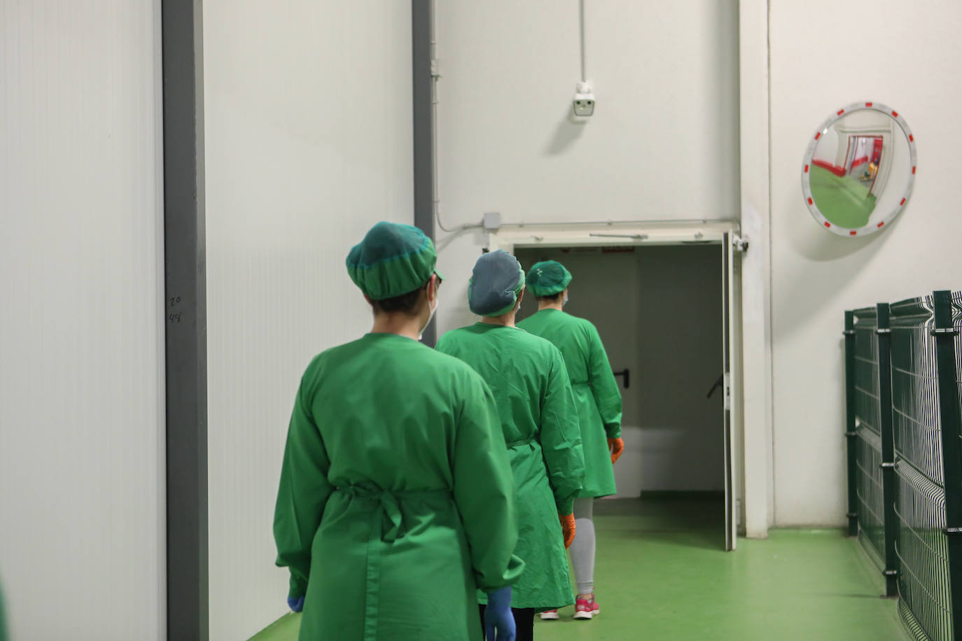 La jornada laboral va a comenzar y las empleadas del Campo de Lorca esperan su turno de entrada con la distancia de seguridad reglamentaria. 