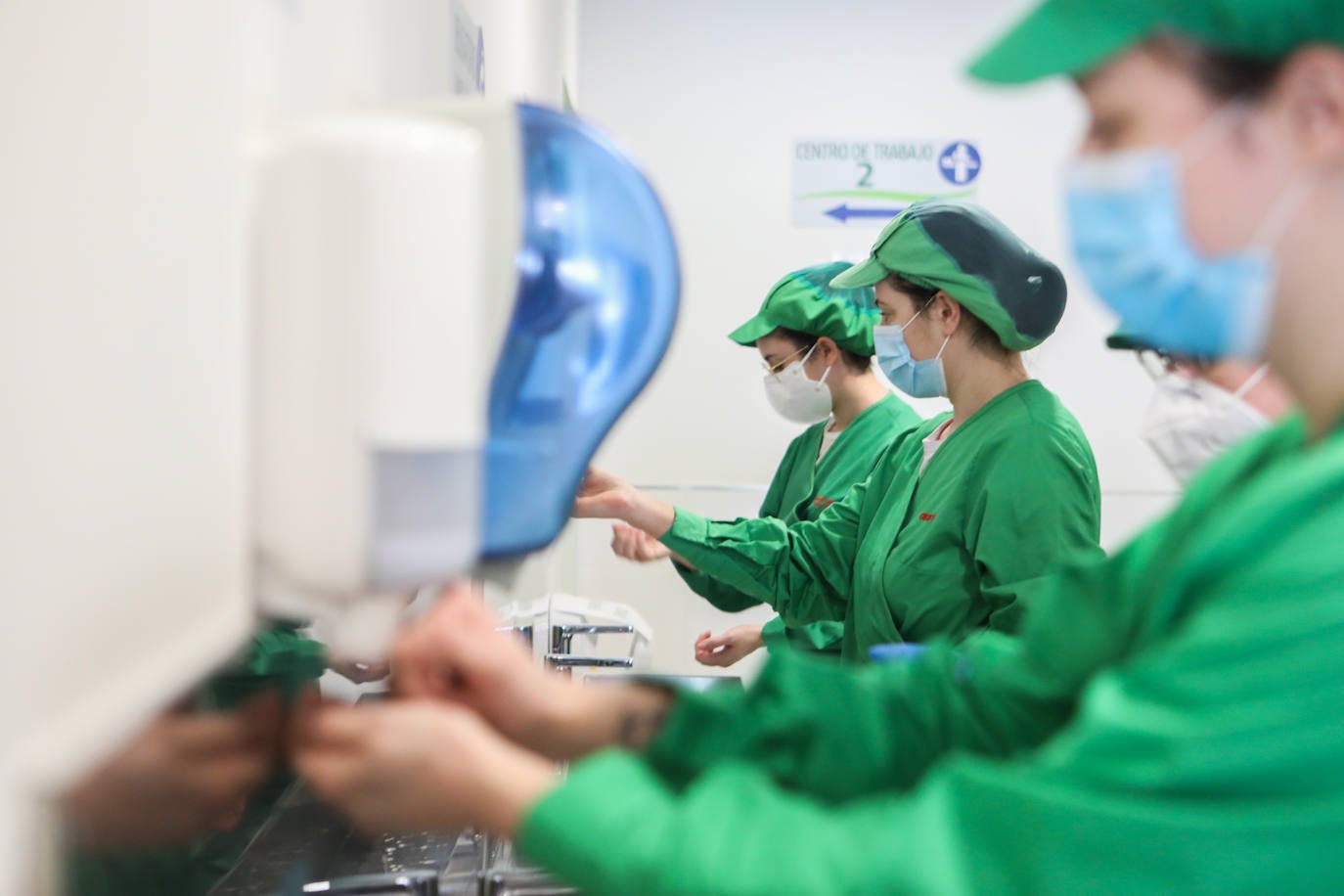 Las empleadas se lavan las manos con jabón antes de entrar en faena. 