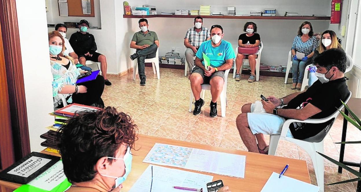 El colectivo ASAC, ayer, reunido en la sede de la calle Ribera de San Javier.
