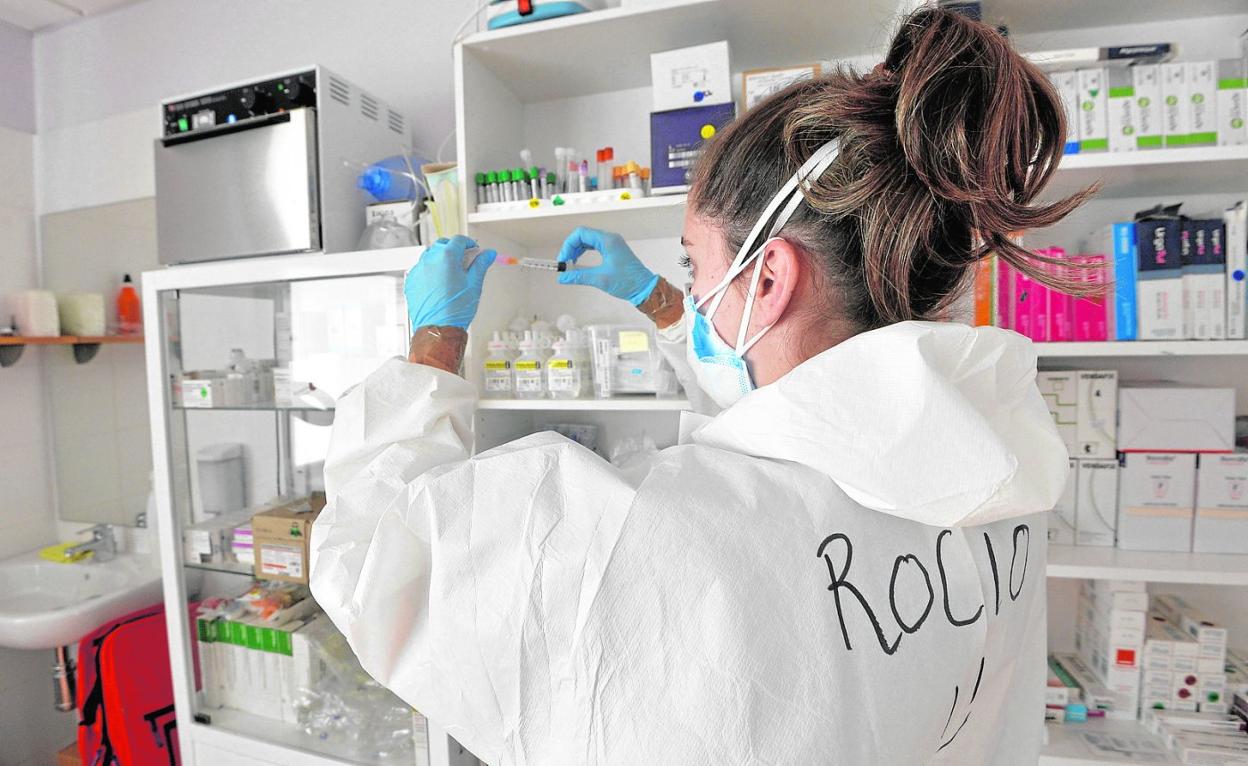 Una de las trabajadoras de la residencia del grupo Sergesa en Santomera prepara un fármaco para un usuario del centro. 