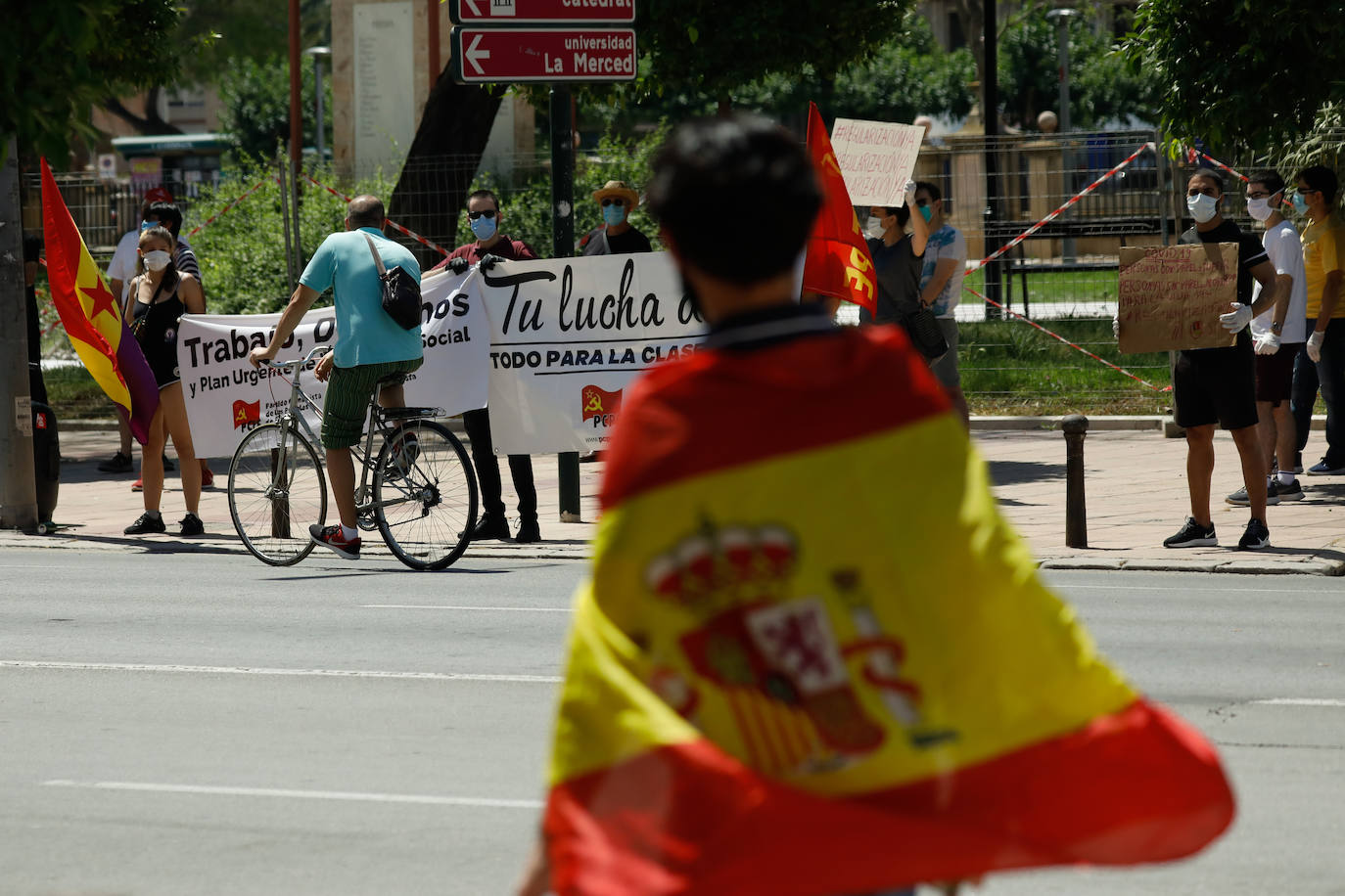 Fotos: Simpatizantes del PCPE se concentran en Murcia por un «plan urgente de emergencia social»